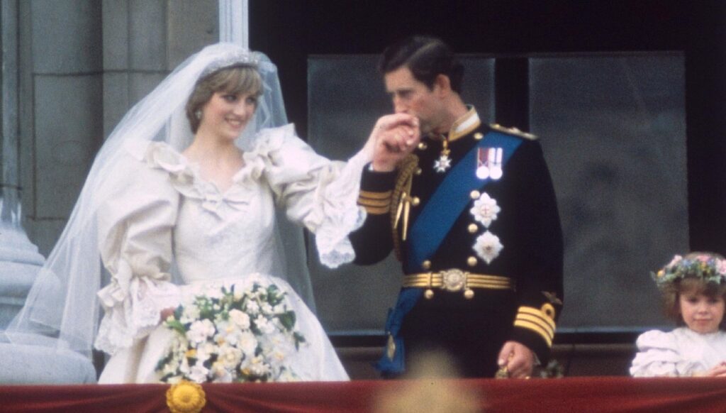 Diana and Charles on the balcony of palace on wedding day