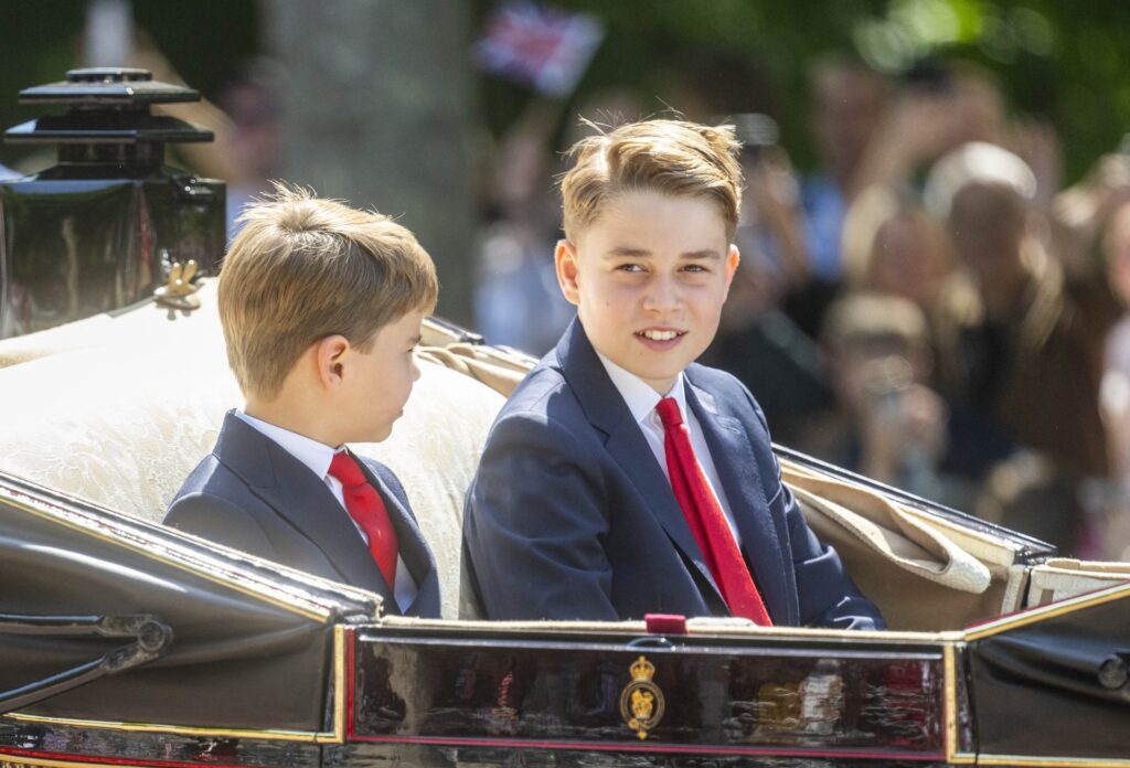 Prince George and Louis on a carriage 