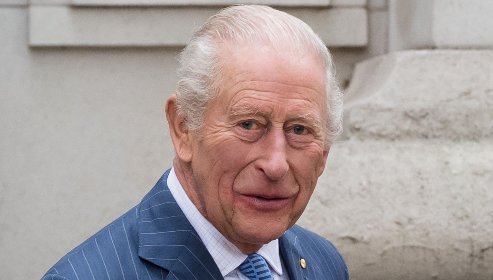 Windsor Castle's Christmas decorations put up as stunning photos revealed