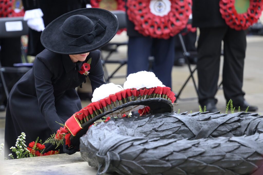 Princess Kate lay a wreath
