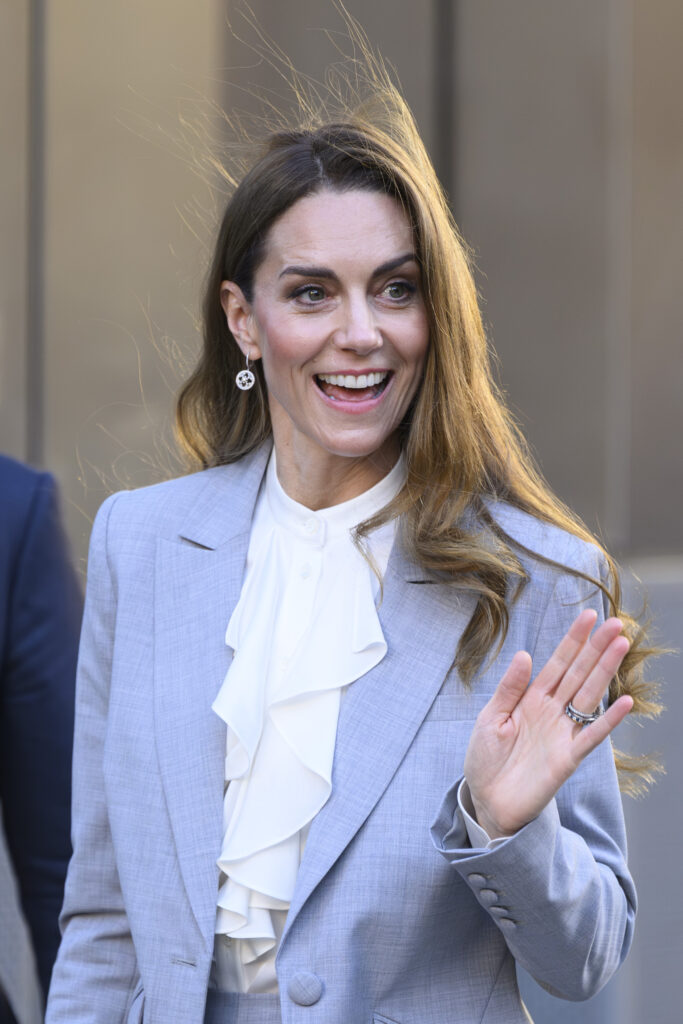 Kate Middleton waving and smiling 