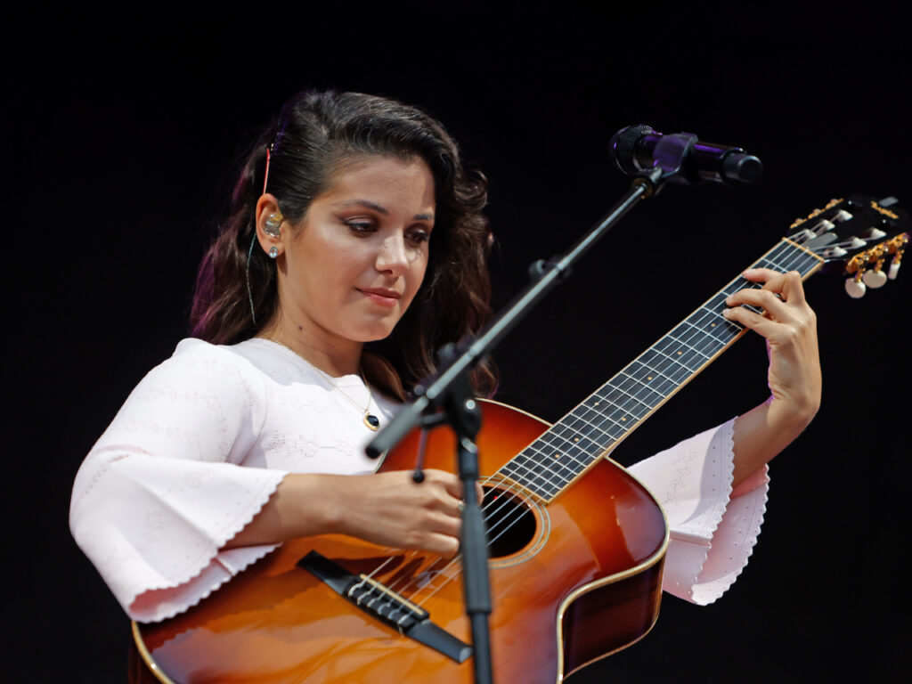 Katie Melua playing guitar