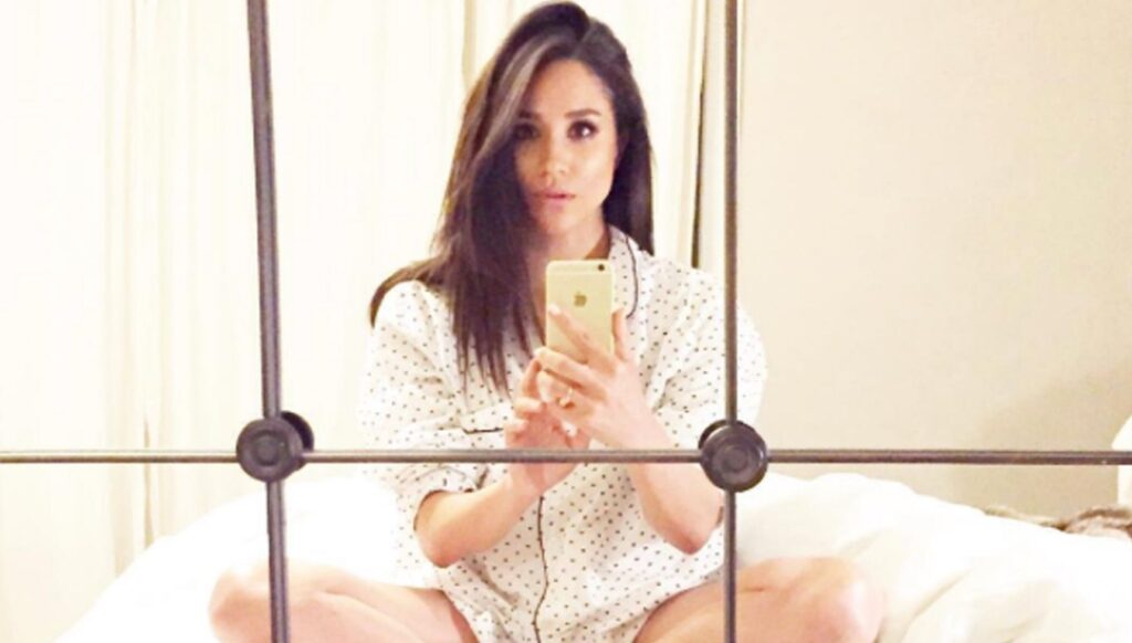 Meghan Markle cross-legged mirror selfie