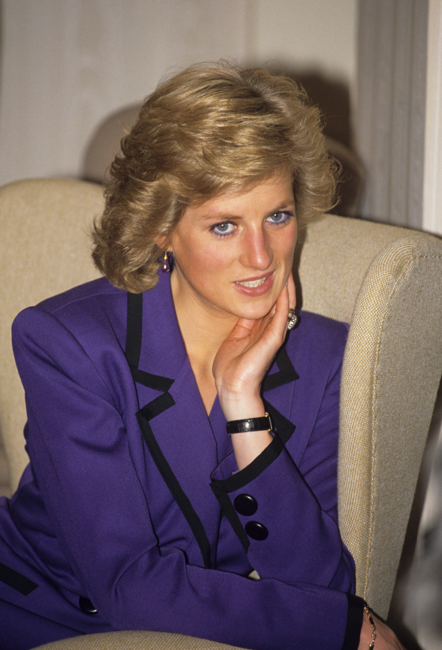 Princess Diana resting her chin in her hand