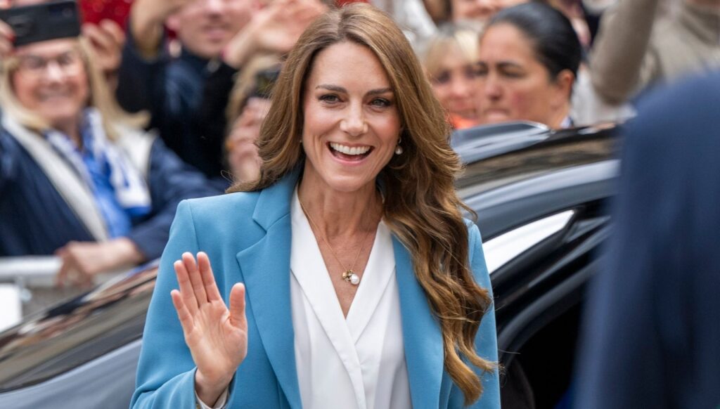 Kate Middleton smiling and waving in Italy