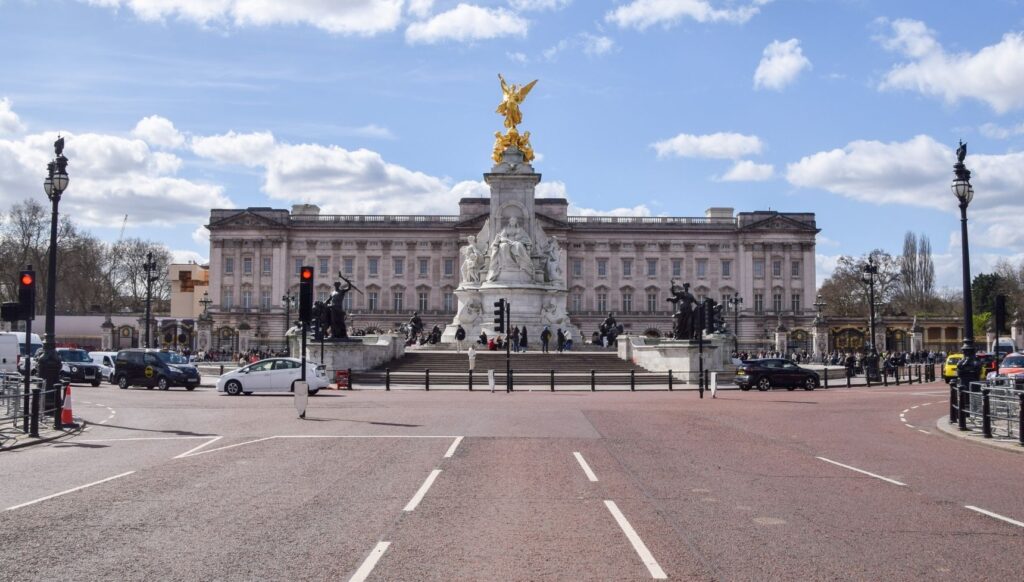 Outside view of Buckingham Palace